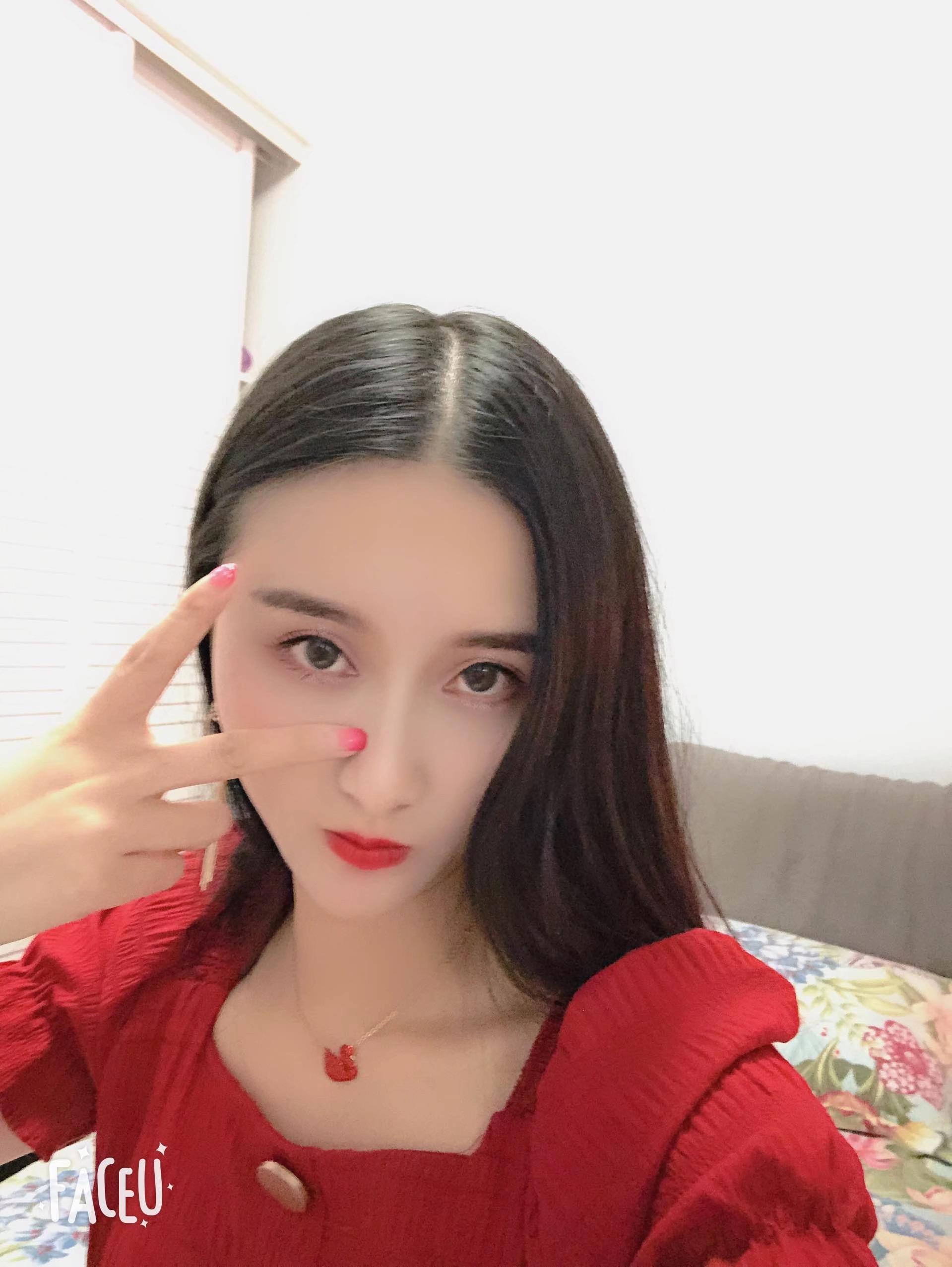身材修长的大奶美女 第1张