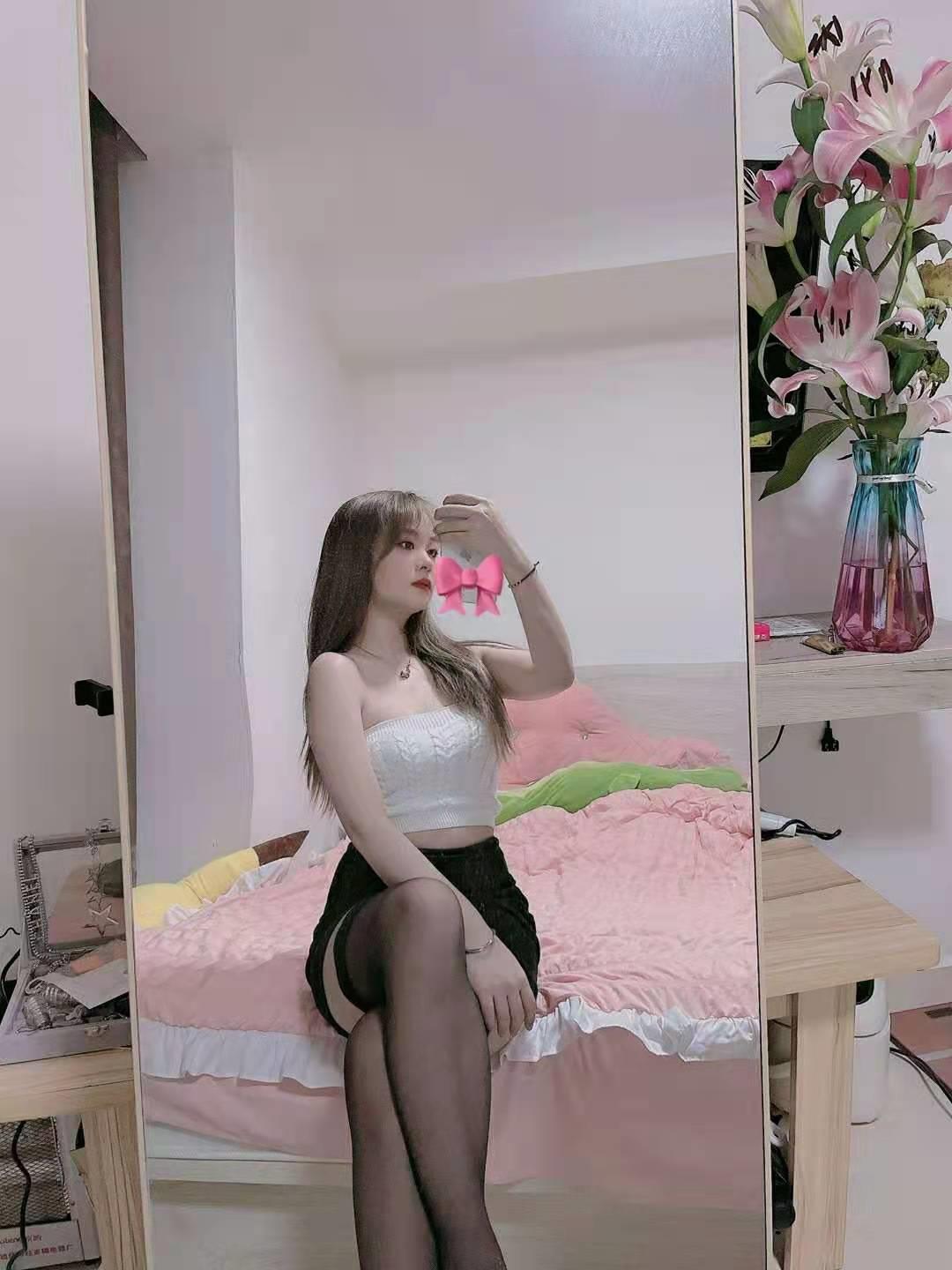 天津朋友己体验介绍过来的兼职美女，超配合超粉嫩多水，性感苗条身材 第1张