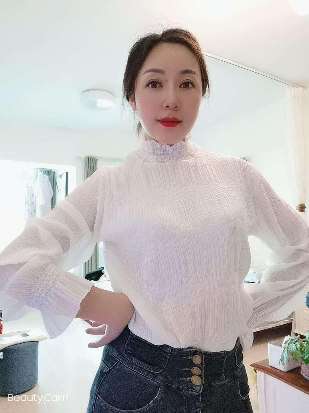文艺气质美女 第1张