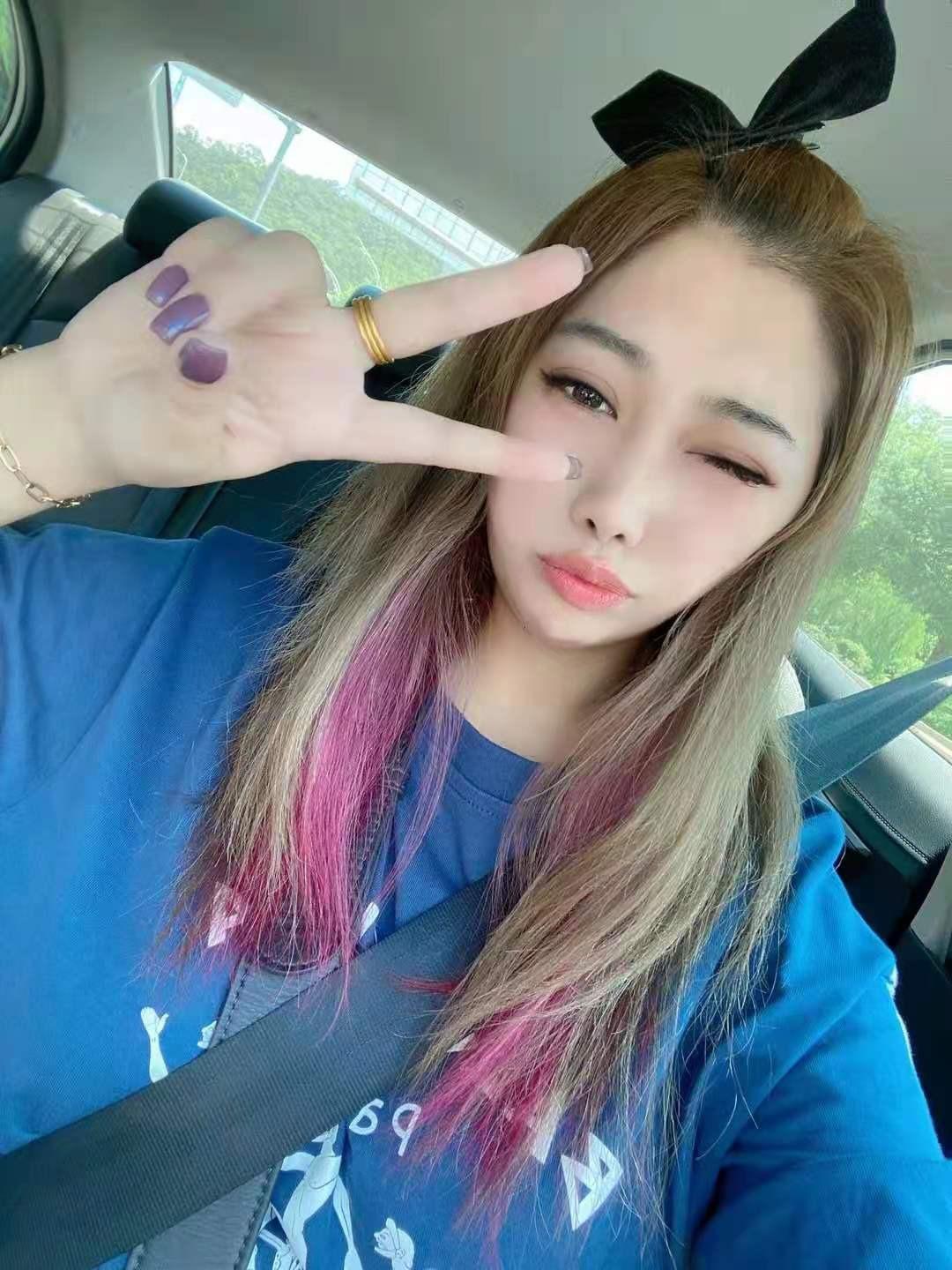 回访服装店大波美女 第3张