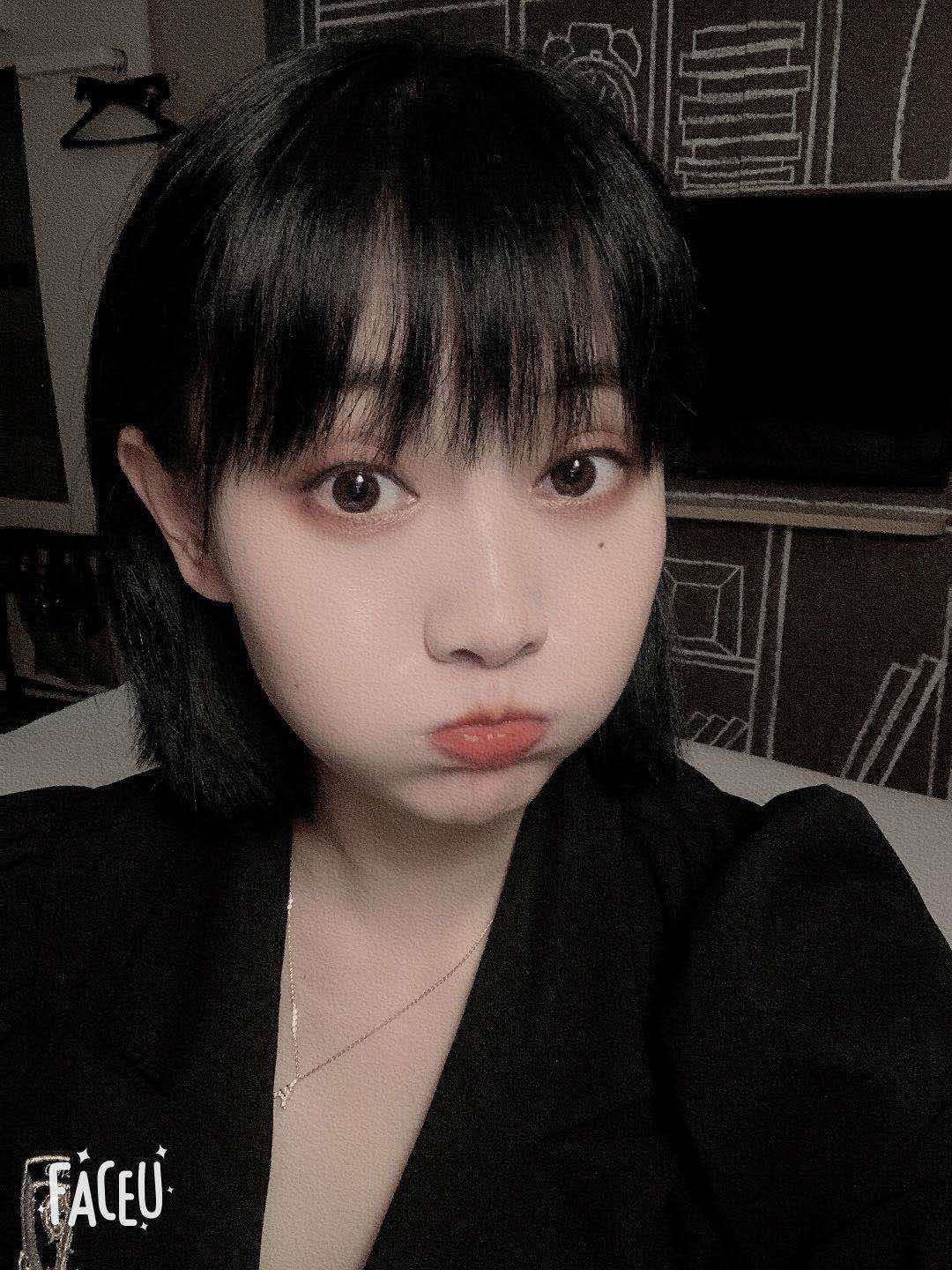 短发美女嫩逼出行 第1张
