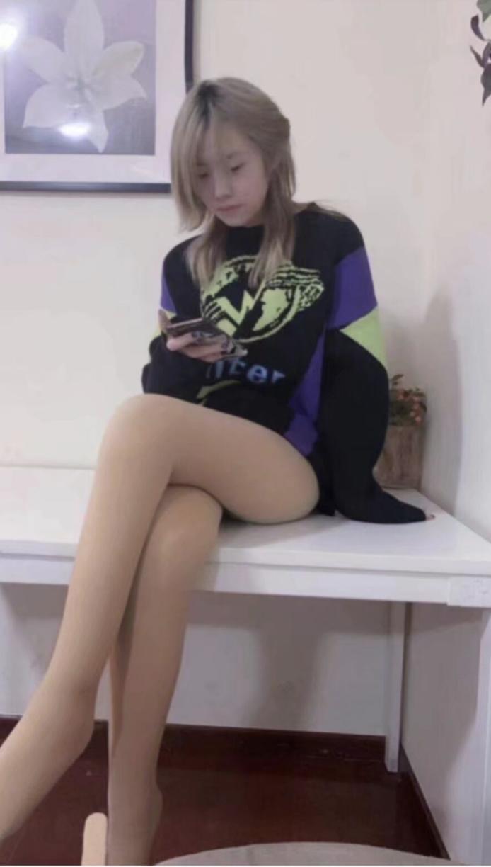 身高172的清纯高中女生回归，纯的出水，紧紧大长腿配粉鲍 第1张